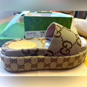 Gucci woman’s slide sandals, beige